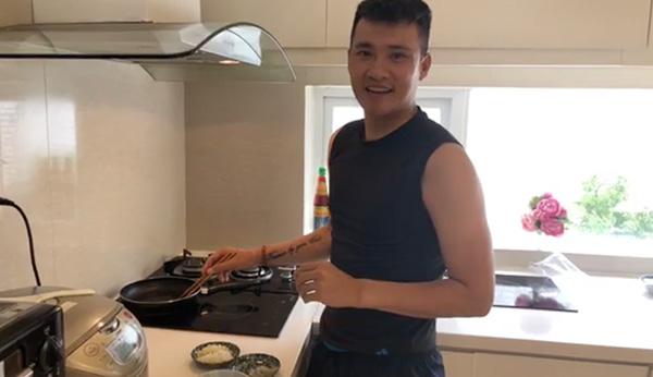 Thuỷ Tiên khoe clip Công Vinh làm cơm chiên, nhìn lóng ngóng nhưng thành quả khiến ai cũng choáng - 2