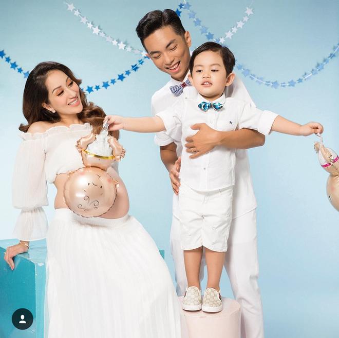 Khánh Thi khoe bụng bầu bên cạnh ông xã và con trai trước ngày lâm bồn - 1