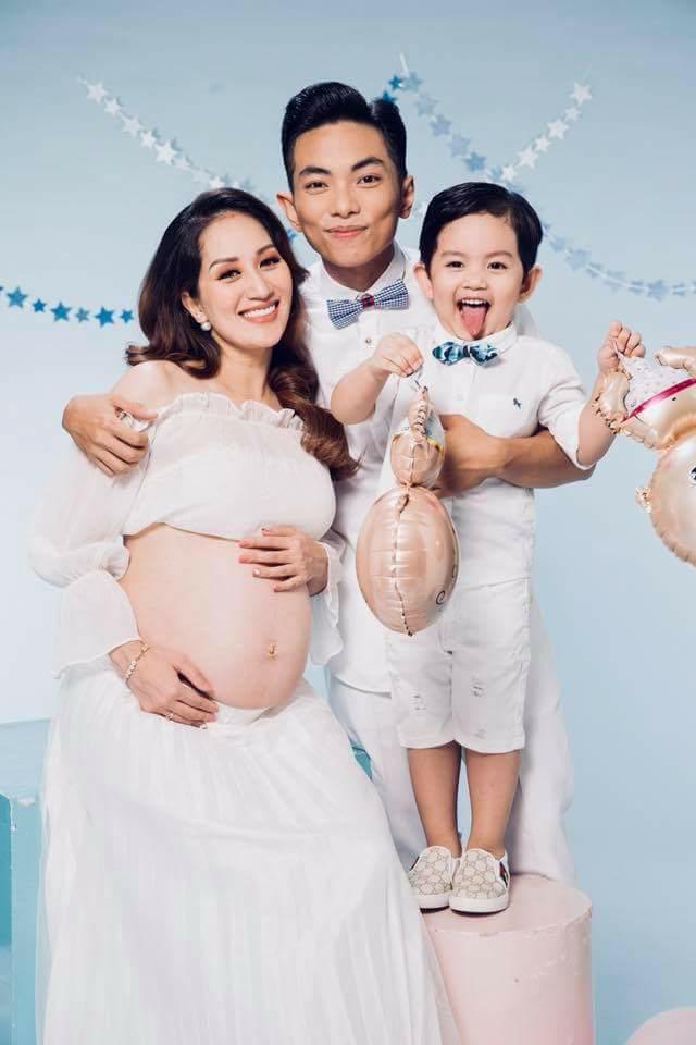 Khánh Thi khoe bụng bầu bên cạnh ông xã và con trai trước ngày lâm bồn - 2