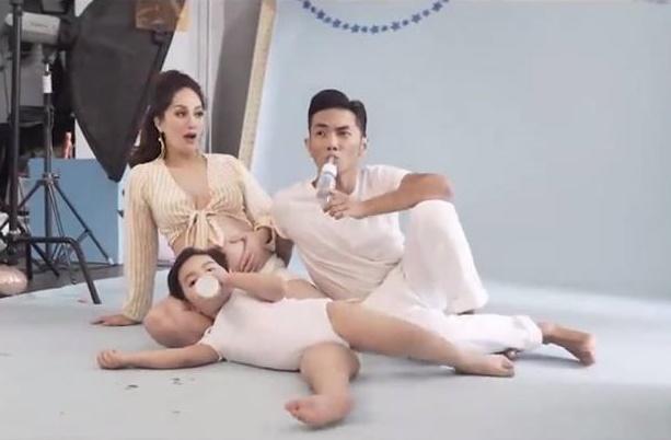 Khánh Thi khoe bụng bầu bên cạnh ông xã và con trai trước ngày lâm bồn - 3