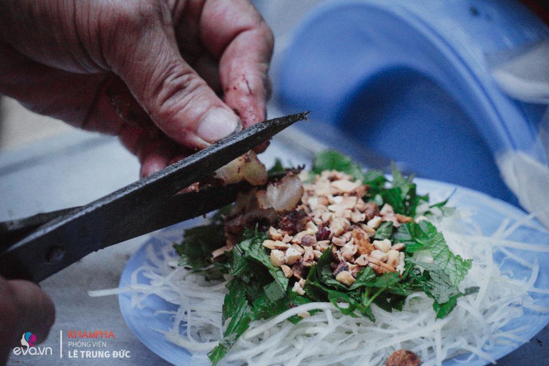 Xe nộm bò khô gần 40 năm không một tiếng rao, kiếm 4 triệu mỗi ngày của “giáo sư” HN - 8