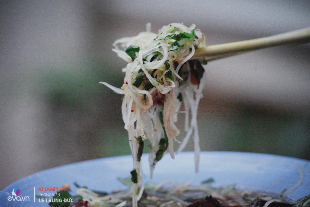 Xe nộm bò khô gần 40 năm không một tiếng rao, kiếm 4 triệu mỗi ngày của “giáo sư” HN - 10