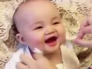 Làm mẹ - Được mẹ vuốt ve bằng bông hoa, bé sơ sinh "phê không khép được miệng"