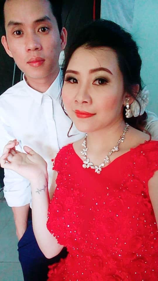 Cô dâu 21 tuổi đăng đàn than vãn khi già như...  bà cô của chú rể sau khi trang điểm - 2