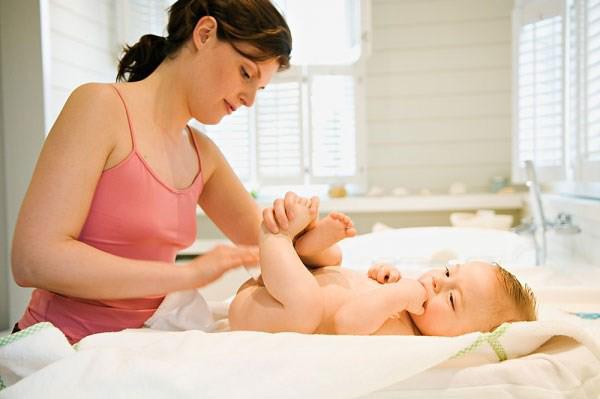 Sai lầm hay gặp của phụ huynh khi hạ sốt cho trẻ khiến bệnh càng thêm nặng - 1