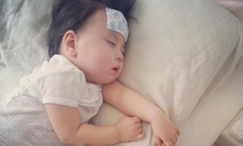Sai lầm hay gặp của phụ huynh khi hạ sốt cho trẻ khiến bệnh càng thêm nặng - 2
