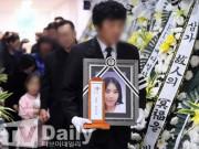 Giải trí - Xót xa hình ảnh đám tang ca sĩ Hàn qua đời vì ung thư, bỏ lại con gái ngơ ngác