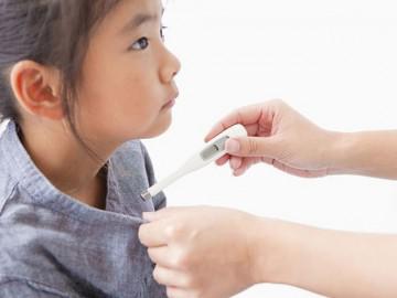 Sai lầm hay gặp của phụ huynh khi hạ sốt cho trẻ khiến bệnh càng thêm nặng