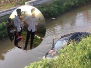 Tin tức - Xe dâu lao xuống mương nước, chú rể tay cầm hoa cưới với vẻ mặt buồn thiu xôn xao MXH