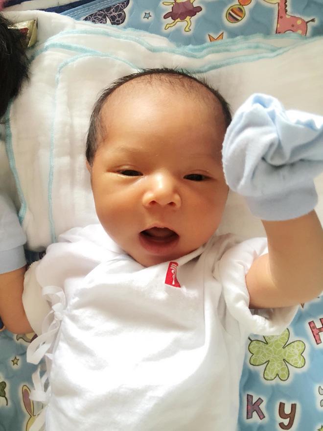 Ông xã Chúng Huyền Thanh khoe hình ảnh cận mặt con trai 10 ngày tuổi - 1