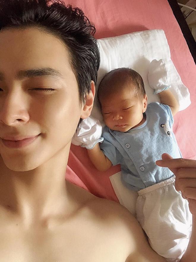 Ông xã Chúng Huyền Thanh khoe hình ảnh cận mặt con trai 10 ngày tuổi - 2