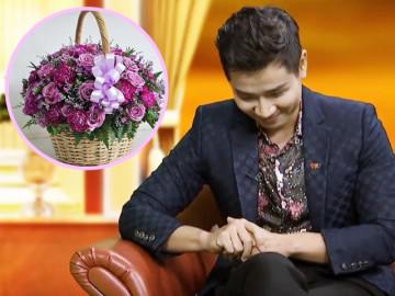 Xúc động chuyện giỏ hoa tím tặng bà của MC Nguyên Khang, ai cũng nên nghĩ lại bản thân mình!