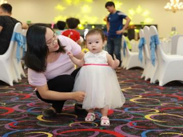 [Bài dự thi - MS 51] Dắt con đi chơi: Khoảnh khắc đầu đời