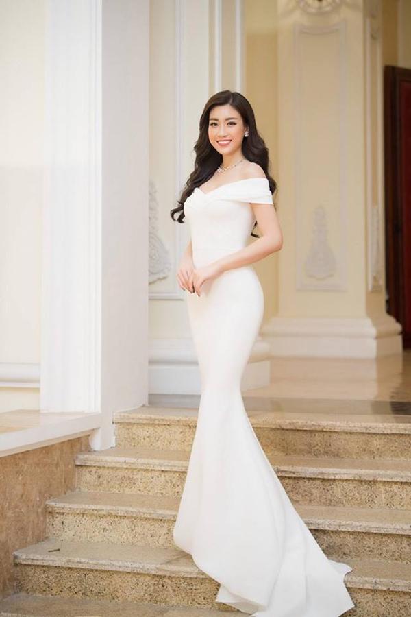 Hoa hậu Mỹ Linh đẹp hút hồn với váy dạ hội, áo dài mới