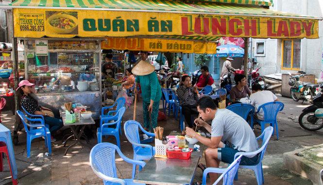 Những quán ăn Việt ghi dấu chân Anthony Bourdain, người đầu bếp đưa ẩm thực Việt ra thế giới - 7