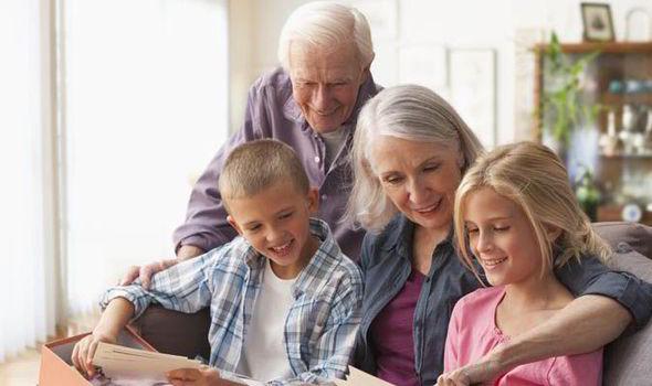 Ông bà ra trȏng cháu: Báo hiḗu cha mẹ hay bóc lột sức lao ᵭộng của người già? - 2