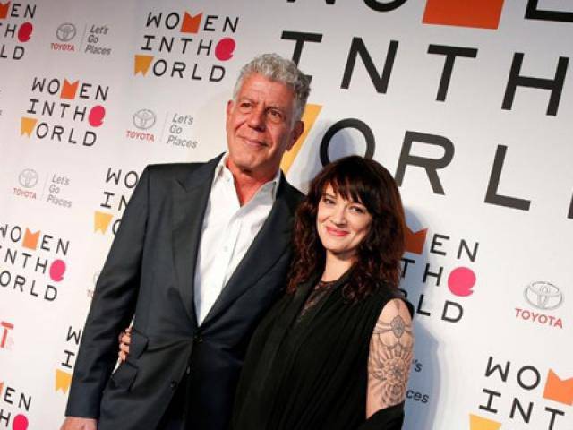 Bị nghi là nguyên nhân khiến đầu bếp Anthony Bourdain tự sát, người bạn gái lên tiếng