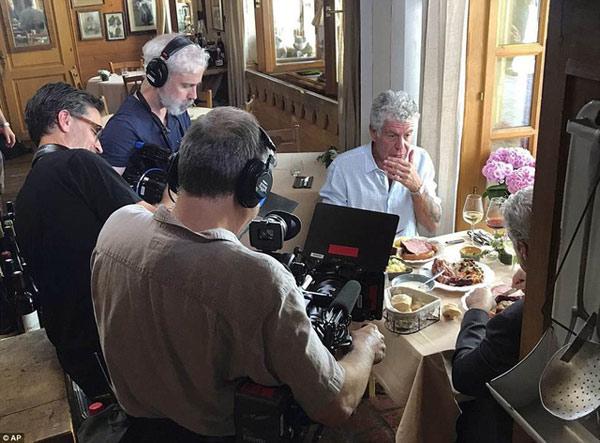 Bị nghi là nguyên nhân khiến đầu bếp Anthony Bourdain tự sát, người bạn gái lên tiếng - 3