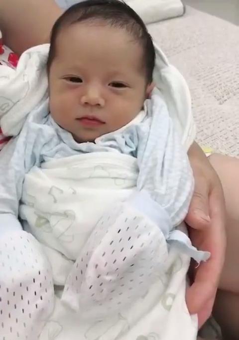 Điệu cười mê hoặc lòng người của bé sơ sinh đẹp nhất VN khiến mẹ bỉm sữa tim amp;#34;rụng rờiamp;#34; - 1