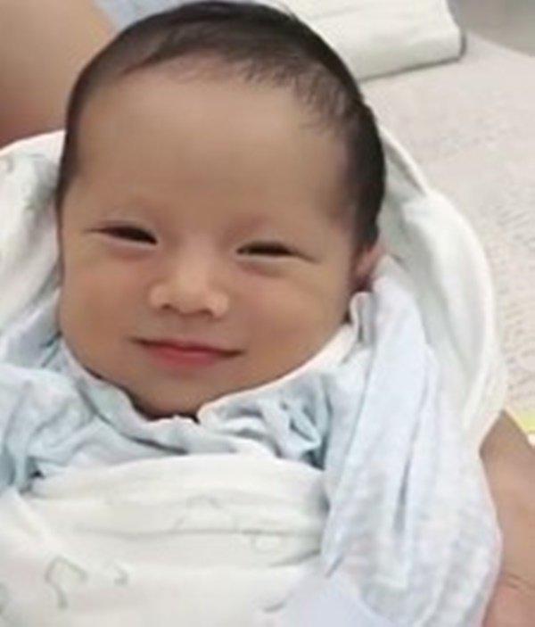 Điệu cười mê hoặc lòng người của bé sơ sinh đẹp nhất VN khiến mẹ bỉm sữa tim amp;#34;rụng rờiamp;#34; - 2