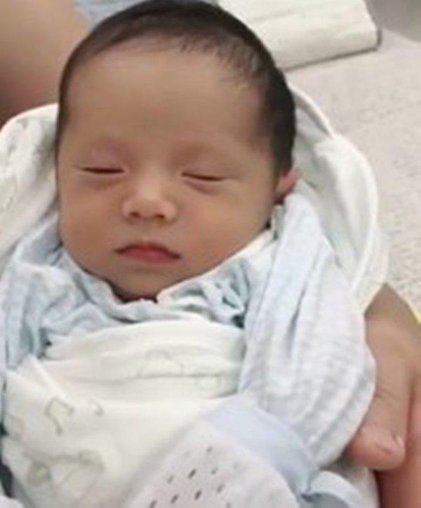 Điệu cười mê hoặc lòng người của bé sơ sinh đẹp nhất VN khiến mẹ bỉm sữa tim amp;#34;rụng rờiamp;#34; - 4