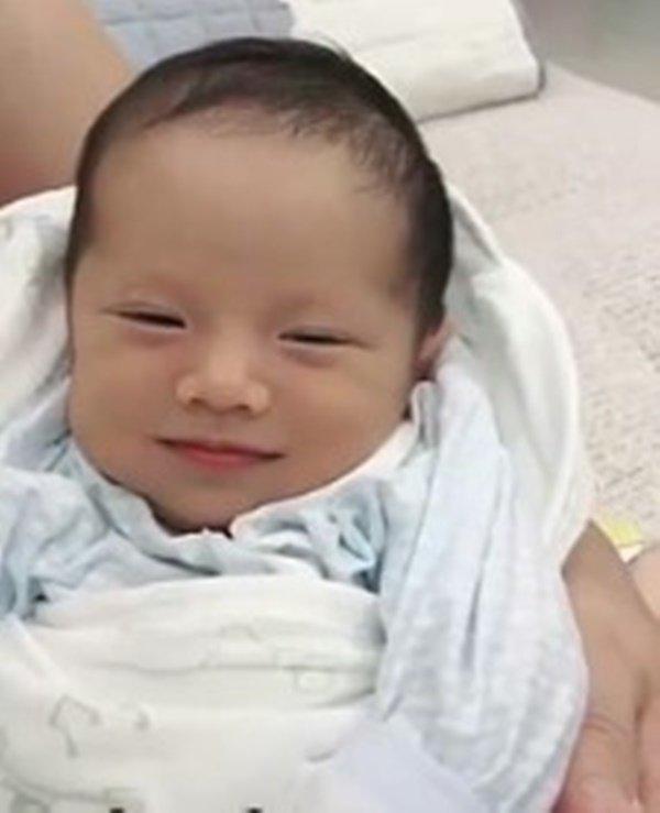 Điệu cười mê hoặc lòng người của bé sơ sinh đẹp nhất VN khiến mẹ bỉm sữa tim amp;#34;rụng rờiamp;#34; - 5