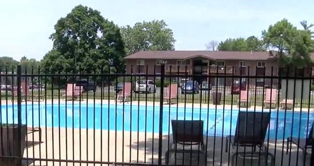 Liều nhảy xuống hồ cứu cậu bé đuối nước, người phụ nữ không ngờ làm được điều bất ngờ hơn - 1