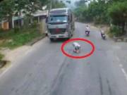 Tin tức - Thót tim xem đoạn clip em bé ngồi chơi giữa đường, tài xế xe tải hốt hoảng phanh gấp