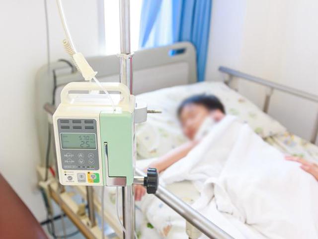 Sốt cao 21 ngày không đi tiểu, cậu bé bị suy thận: gia đình hốt hoảng khi biết lý do
