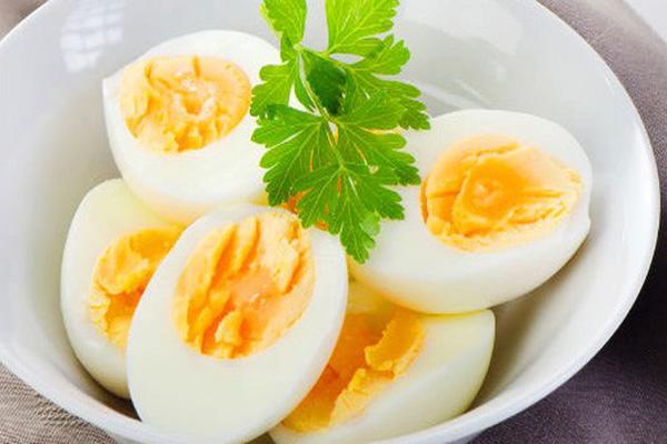 Bé trai nôn ra máu, suýt mất mạng vì ăn lại món ăn nhiều người vẫn hay để qua đêm - 4