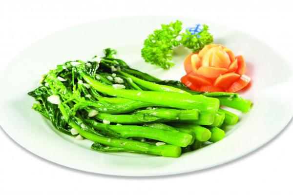 Bé trai nôn ra máu, suýt mất mạng vì ăn lại món ăn nhiều người vẫn hay để qua đêm - 2