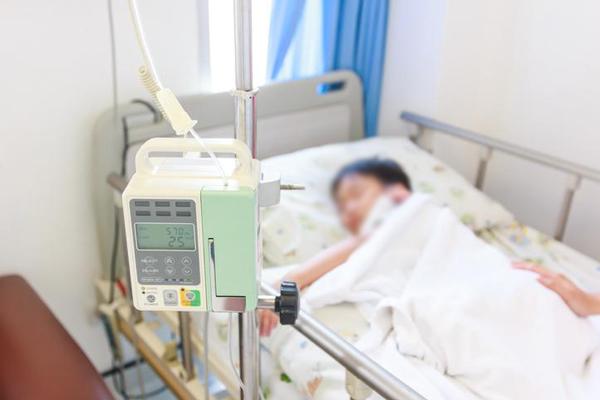 Sốt cao 21 ngày không đi tiểu, cậu bé bị suy thận: gia đình hốt hoảng khi biết lý do - 1
