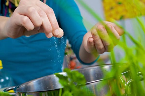 Sốt cao 21 ngày không đi tiểu, cậu bé bị suy thận: gia đình hốt hoảng khi biết lý do - 2