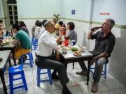 Bếp Eva - Chủ quán "bún chả Obama" sốc khi biết đầu bếp nổi tiếng TG từng đến quán ăn đã tự sát
