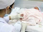 Bà bầu - Vì sao lúc mới đẻ, bằng mọi giá mẹ phải lấy 2 giọt máu gót chân trẻ sơ sinh?