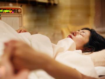 Tại sao ngày xưa đẻ, bà đỡ luôn miệng giục đun nước nóng? Lý do thứ 3 thật bất ngờ!