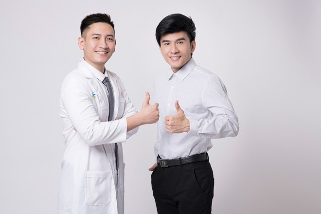 Đan Trường bất ngờ khoe hàm răng trắng sáng bên cạnh chàng nha sĩ điển trai - 2