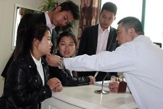 Anh chồng ôm nhầm em dâu vì quá giống, hai cặp sinh đôi đã có quyết định táo bạo - 4