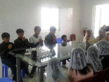 Mẹ già cô quạnh nuốt nước mắt vào lòng vì con gái theo Hội Thánh của Đức Chúa trời mẹ