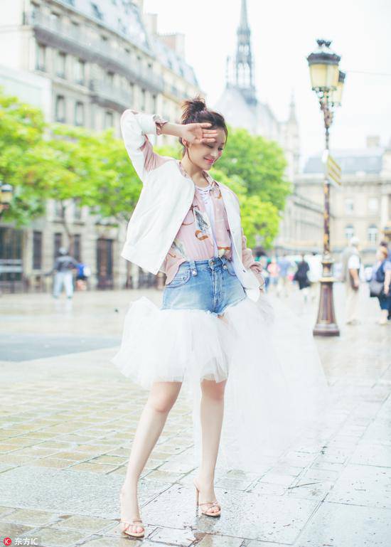 Chán kiểu jeans ngoan hiền, các cô gái trẻ thích chơi trội với loạt jeans khác người - 7