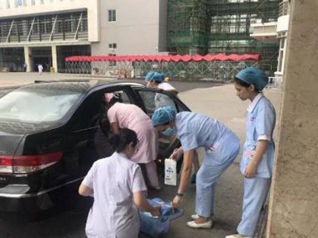 Không hề biết mang thai tháng cuối vì béo, người phụ nữ đẻ rơi con ngay trên ô tô