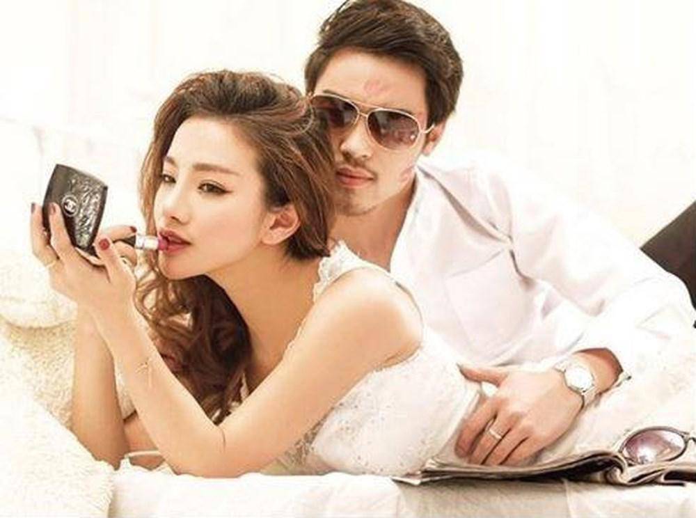 Đưa bồ nhí đi du lịch, chết sững khi nhìn thấy giữa bãi biển vợ ôm ấp nhân tình - 1