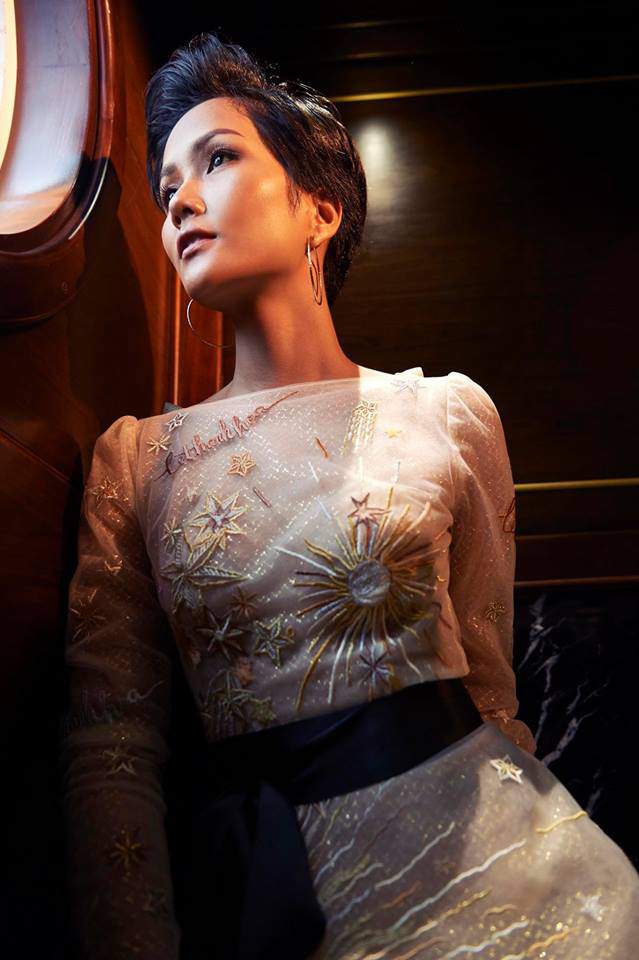 Hamp;#39; Hen Niê và Lý Nhã kỳ cùng hoá nữ thần mùa hè khi đụng váy - 8