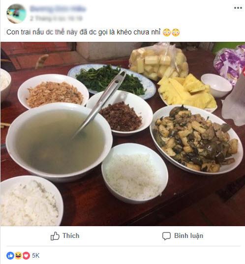 Hí hửng khoe mâm cơm “con trai nấu”, thanh niên không ngờ bị dân mạng cho amp;#34;gáo nước lạnh” - 1