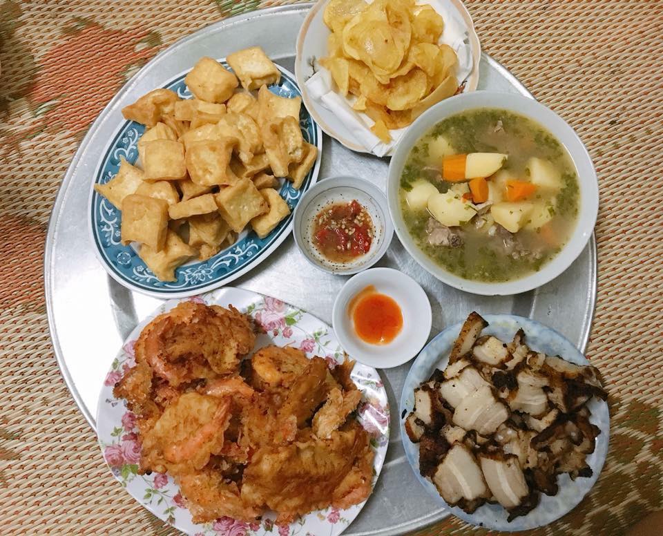 Hí hửng khoe mâm cơm “con trai nấu”, thanh niên không ngờ bị dân mạng cho amp;#34;gáo nước lạnh” - 3