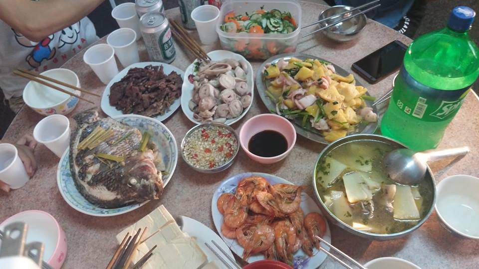 Hí hửng khoe mâm cơm “con trai nấu”, thanh niên không ngờ bị dân mạng cho amp;#34;gáo nước lạnh” - 8