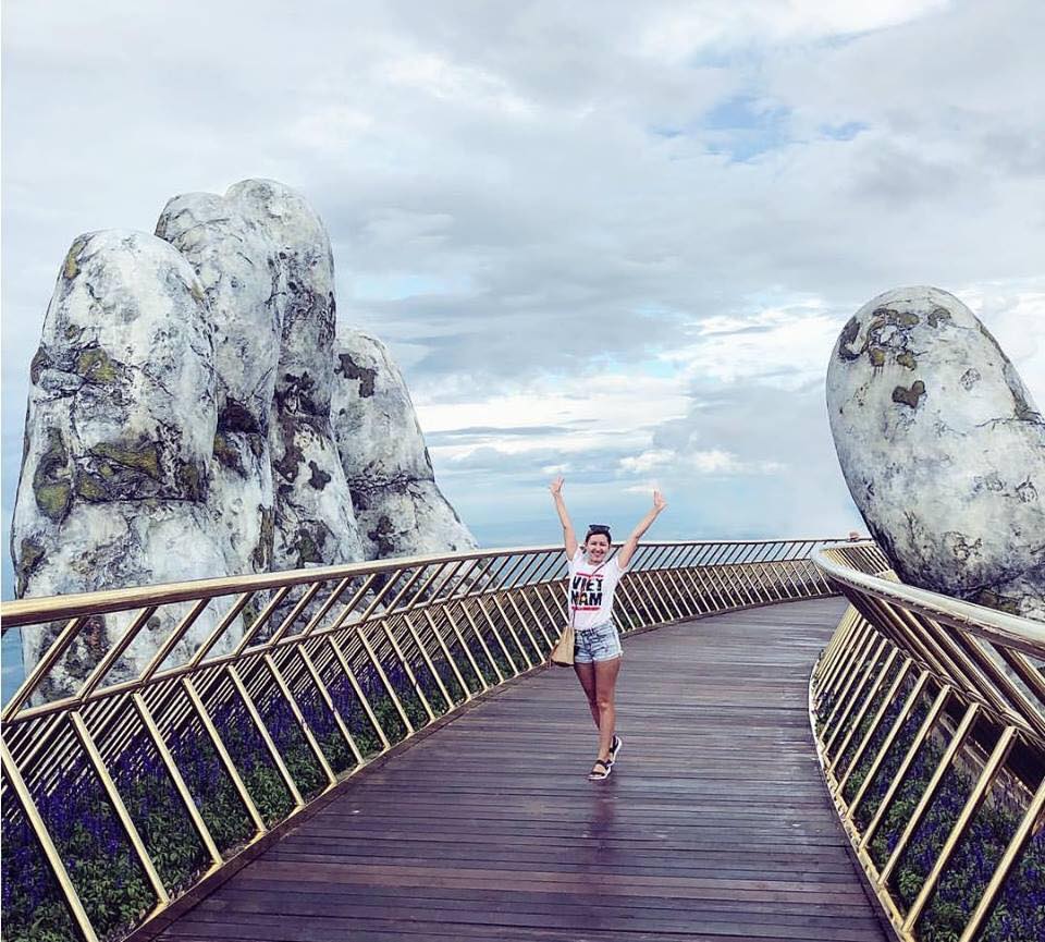 HOT: Cây cầu có bàn tay khổng lồ mới toanh ở Đà Nẵng amp;#34;gây sốtamp;#34; vì đẹp như tiên cảnh! - 11