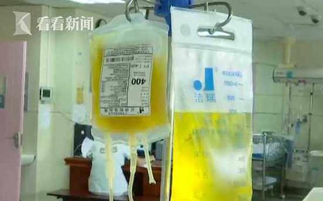 Mẹ mải buôn chuyện với bạn không để ý, con đùa nghịch lao đầu vào nồi lẩu sôi sùng sục - 2