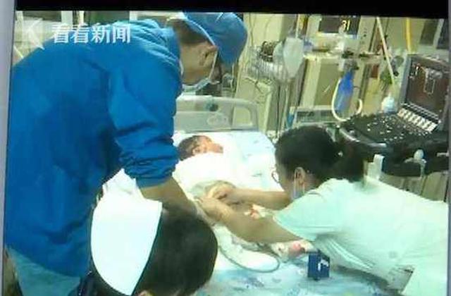 Mẹ mải buôn chuyện với bạn không để ý, con đùa nghịch lao đầu vào nồi lẩu sôi sùng sục - 3