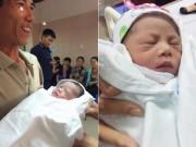  Người cha 47 tuổi run run bế con lần đầu   gây bão MXH, câu chuyện phía sau đầy nước mắt